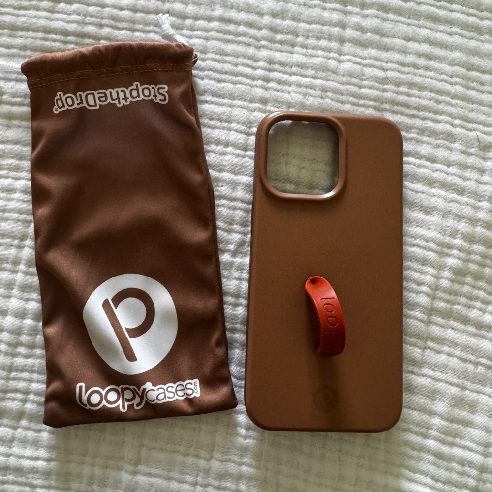 IPHONE 15 PRO MAX BROWN LOOPY CASE